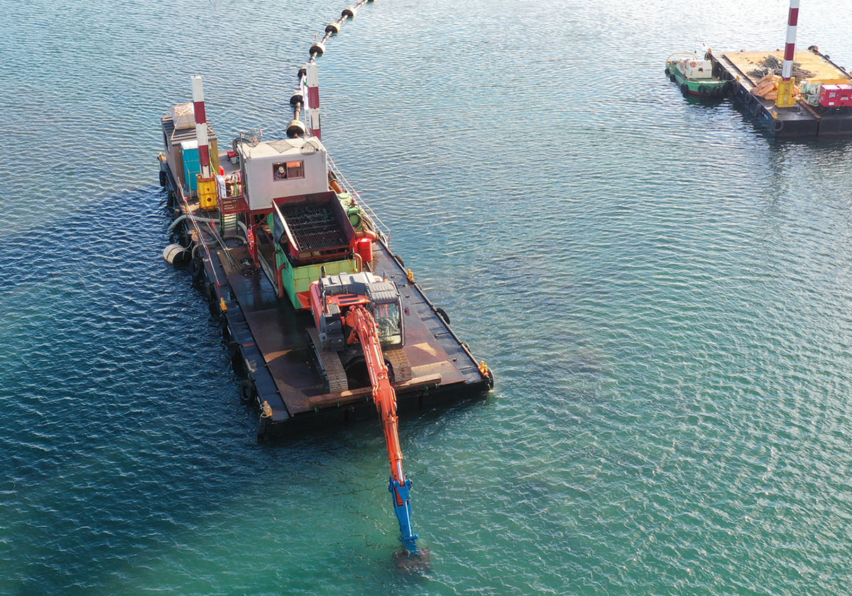 バックホウ式空気圧送浚渫船