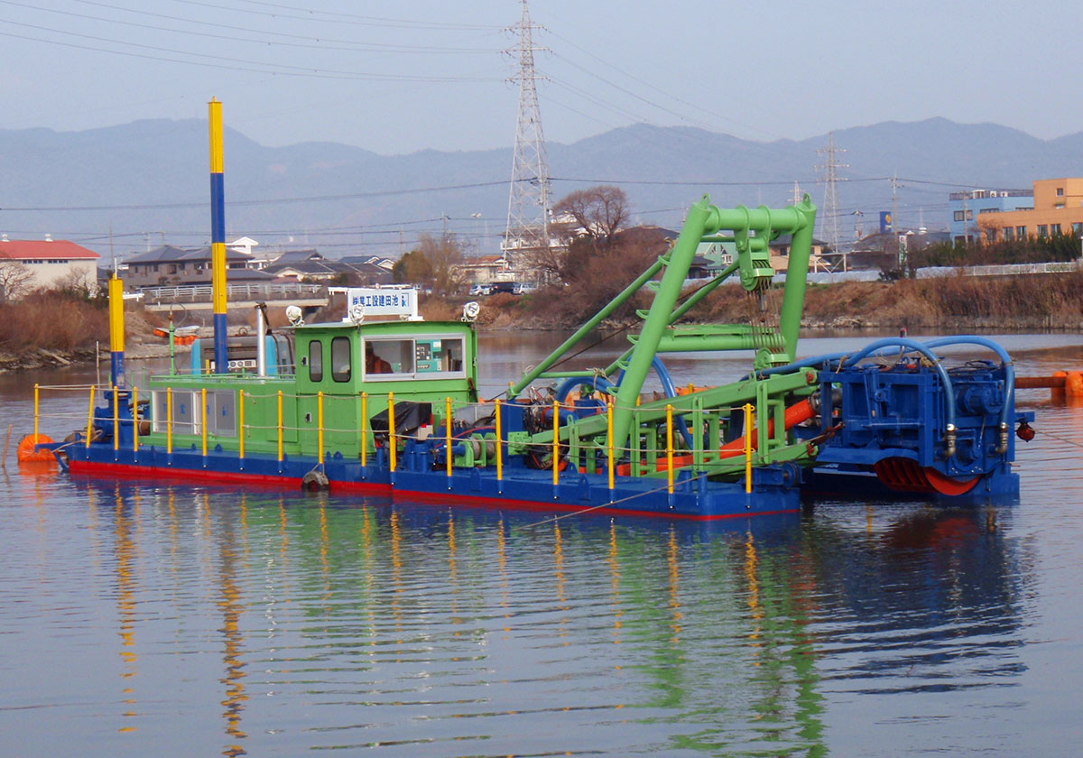 高濃度ポンプ式汚泥浚渫船